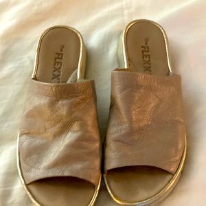 Good condition The Flexx slides- size 8
